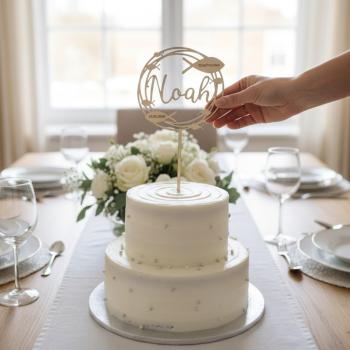 Runder Caketopper aus Birkenholz mit personalisiertem Namen, Anlass und Datum